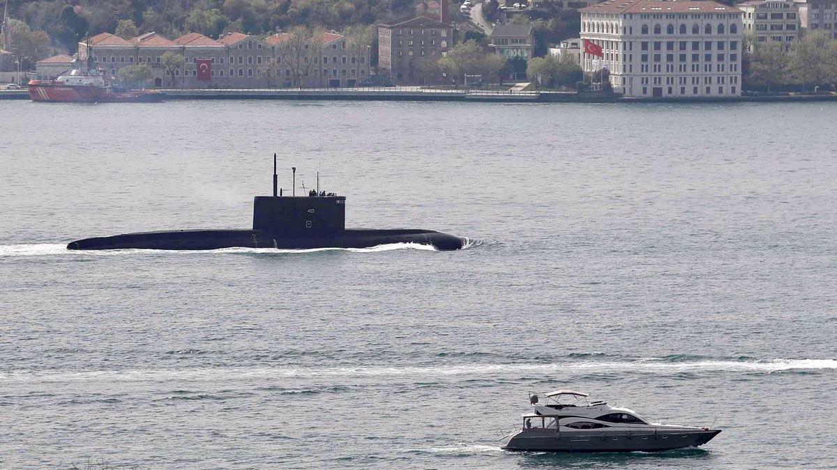 russia_submarines_black_sea_bosphorus_20042500