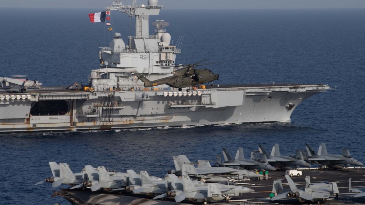 us_french_aircraft_carriers_meet_up_in_the_red_sea1_67112100
