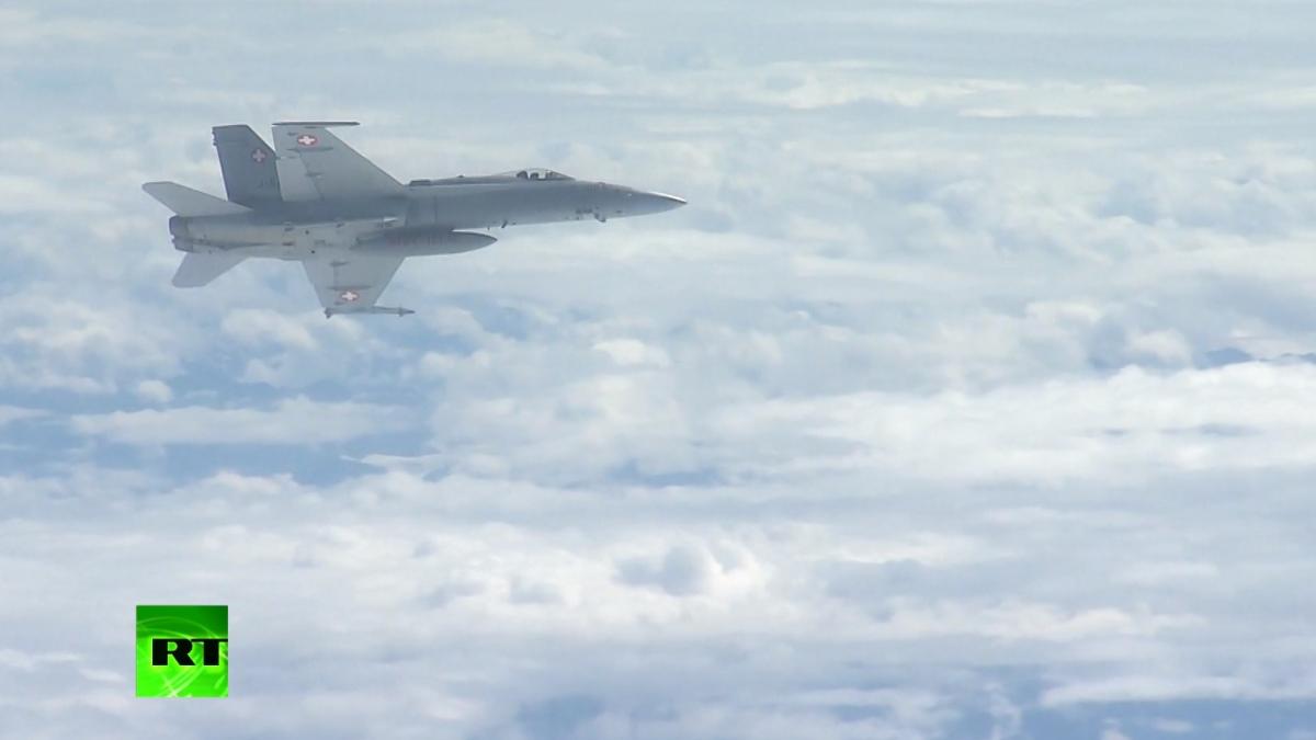 f_18_escorta_57499300