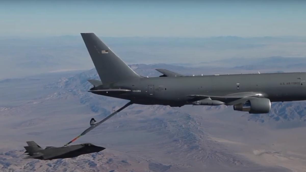 Prima filmare a unui F-35 care se realimentează în aer de la un KC-46 Pegasus