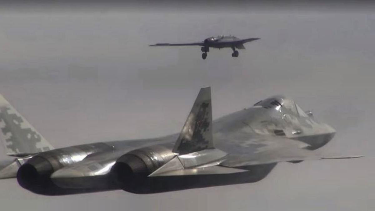 Primul zbor al dronei S-70 Ohotnik (Vânătorul) alături de un avion de luptă Sukhoi Su-57 (Video)
