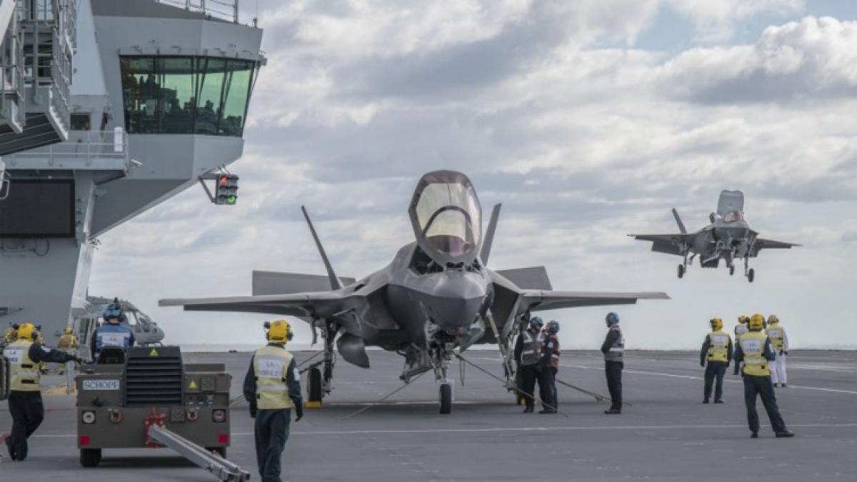 f_35b_lightning_05210700