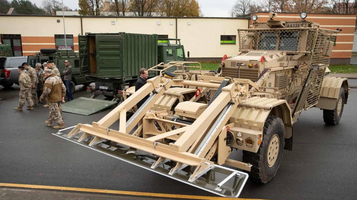 vehicul_husky_deminare_77299800