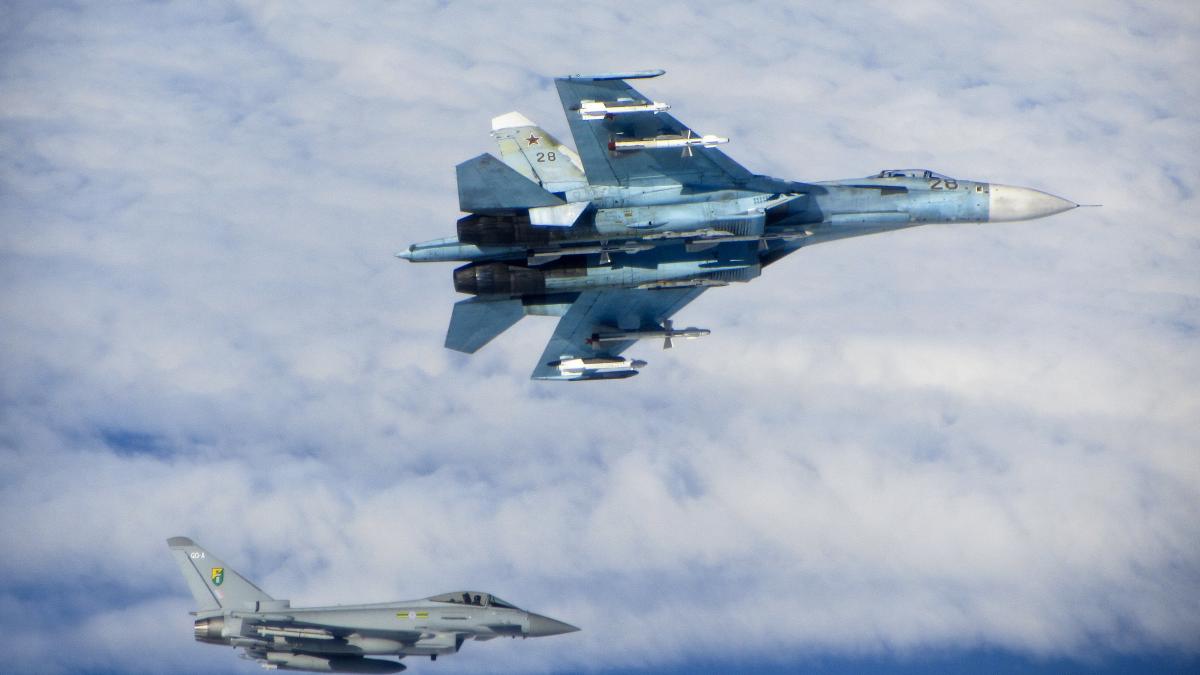 russian_su_27_flanker_with_raf_typhoon_mod_45157730_70301100