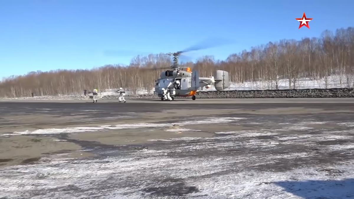 Un elicopter rus Ka-27 a aterizat pe o autostradă și a respins un 'atac' asupra unui oraș din Rusia (Video)