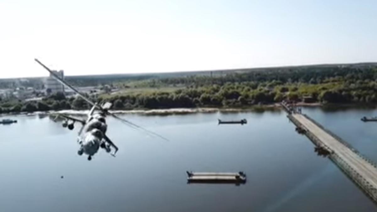 Un elicopter Mi-24 al Rusiei, aproape de coliziune cu o dronă (VIDEO)