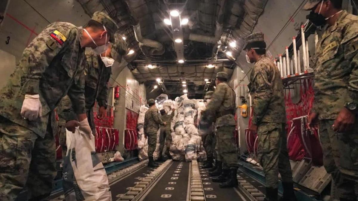 Militarii din Ecuador au ridicat cadavrele victimelor COVID-19. Președinția a reacționat după imaginile cu cadavre pe străzi