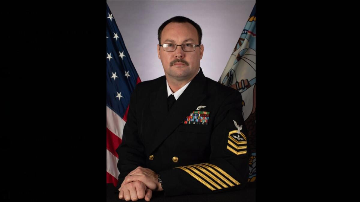 ofiterul_charles_robert_thacker___uss_theodore_roosevelt_77884800