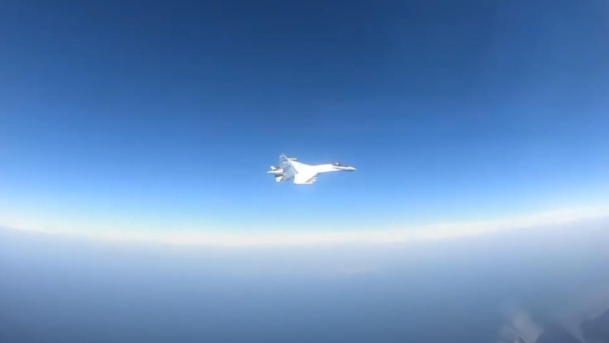 Rusia continuă provocările. Un Su-35 a interceptat din nou o aeronavă a US Army (VIDEO)