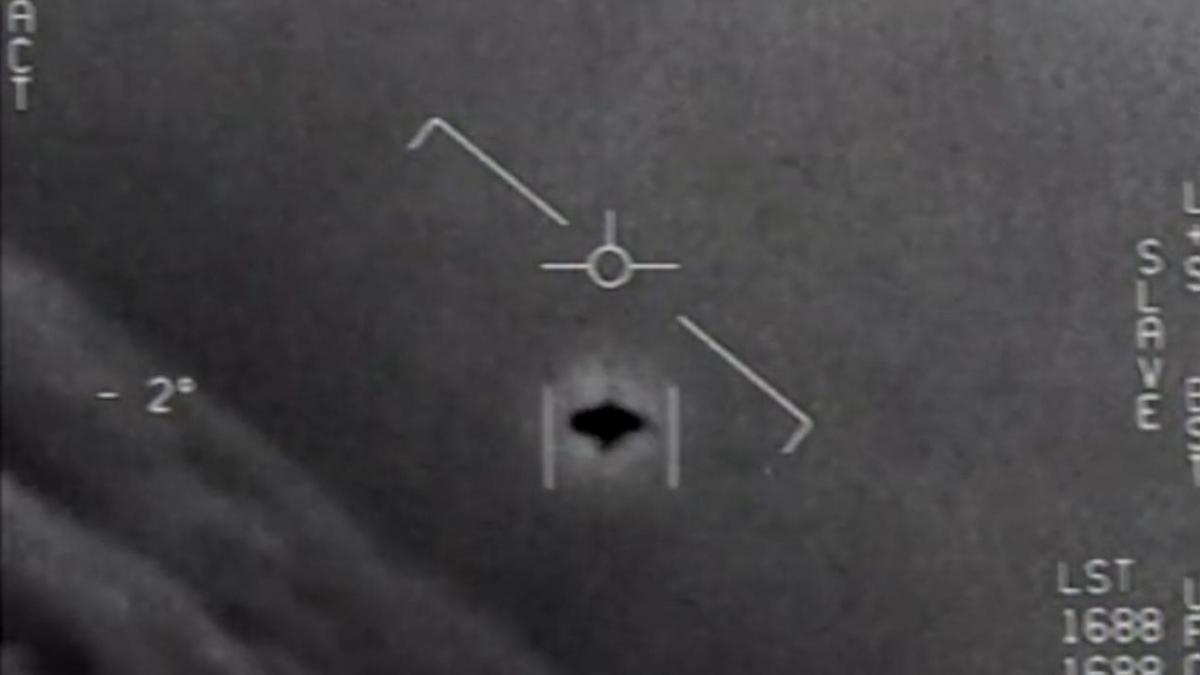 Pentagonul a dat publicității înregistrări video în care ar fi surprinse OZN-uri (Video)