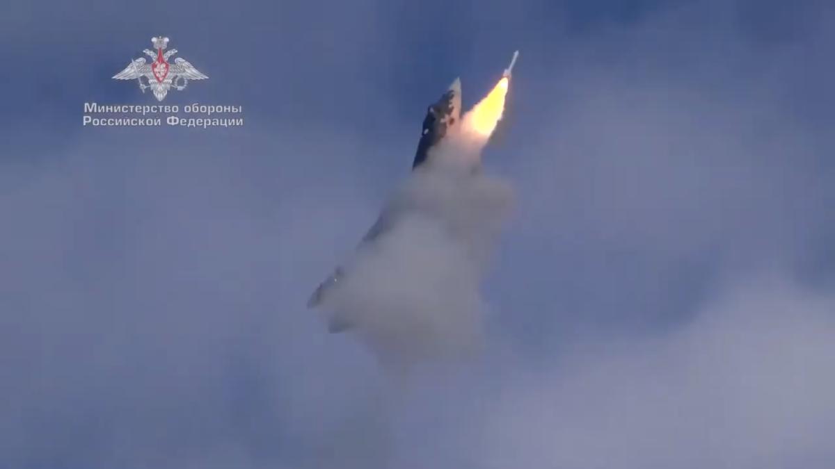 Un Su-57 a lansat o rachetă din poziție verticală (Video)