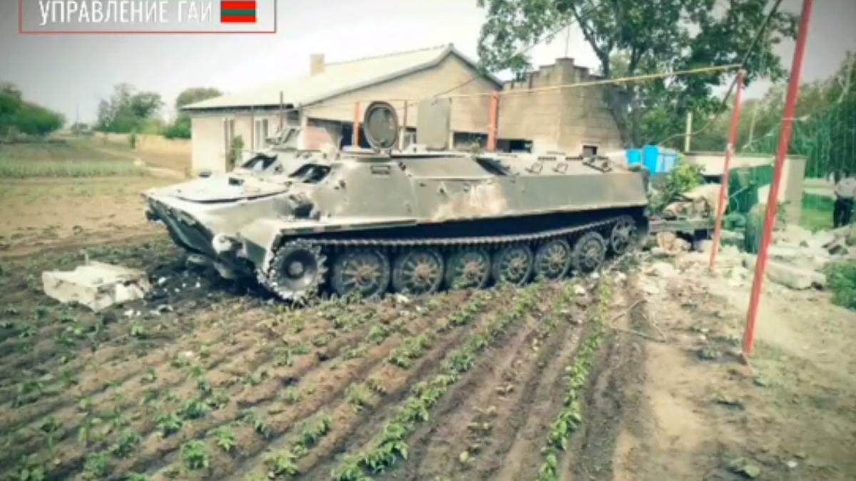 Cu TAB-ul în grădină. Un blindat al trupelor separatiste din Transnistria, implicat într-un accident