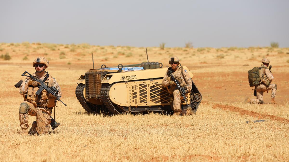 Faceţi cunoştinţă cu THeMIS, vehiculul terestru fără pilot ce poate tracta un transportor blindat de 32 de tone (Video)