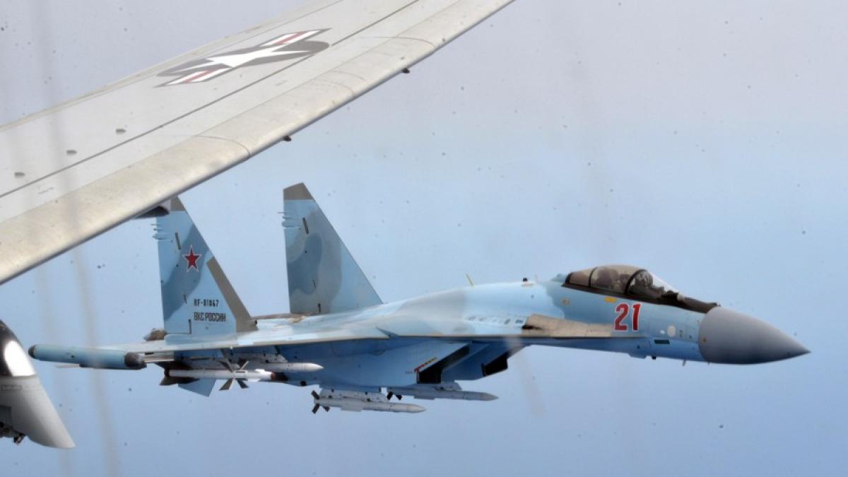 Rusia continuă provocările. Două avioane Su-35 au interceptat din nou o aeronavă a US Navy (Foto/Video)