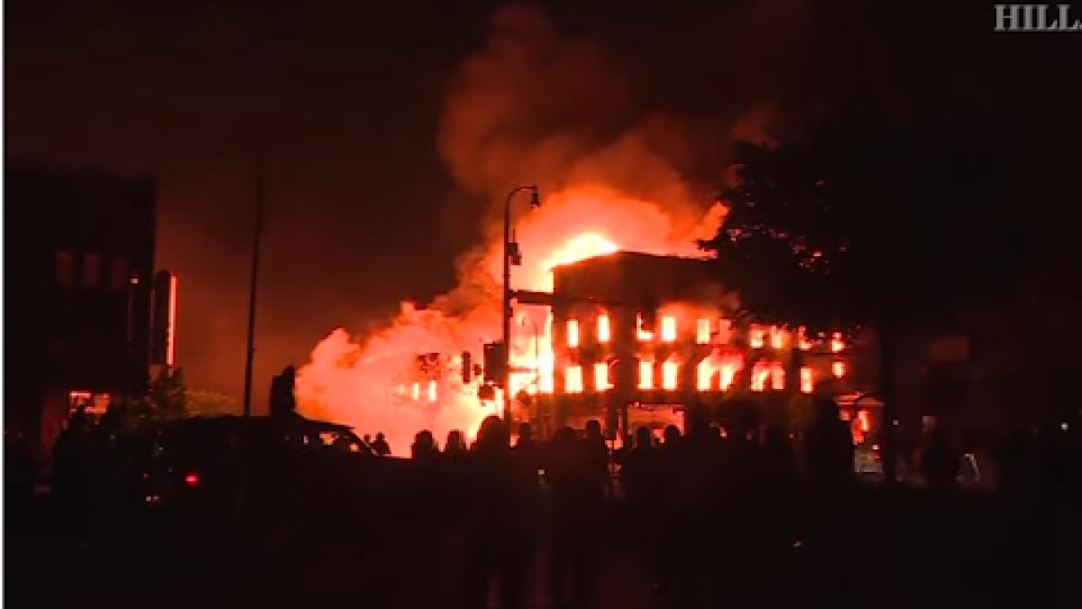 Violențe extreme în SUA. Starea de alertă a fost instituită în mai multe orașe (VIDEO)