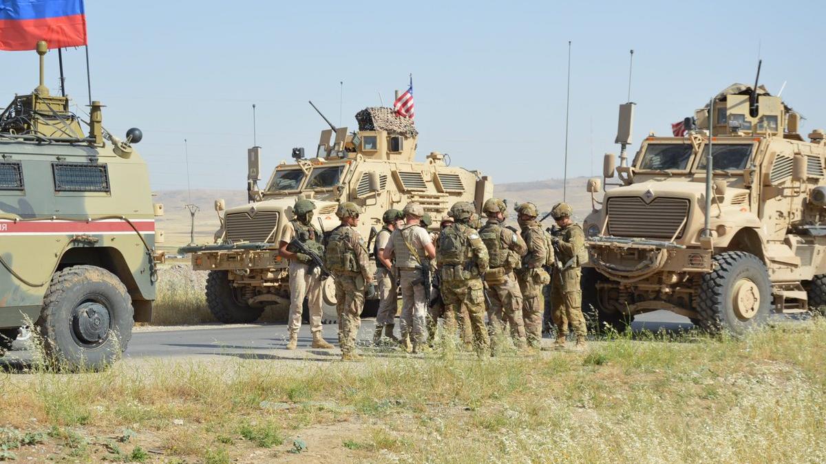 Prezenţa militară sporită a Rusiei în Siria. Convoi rusesc de blindate, blocat de o patrulă militară americană (Foto/Video)