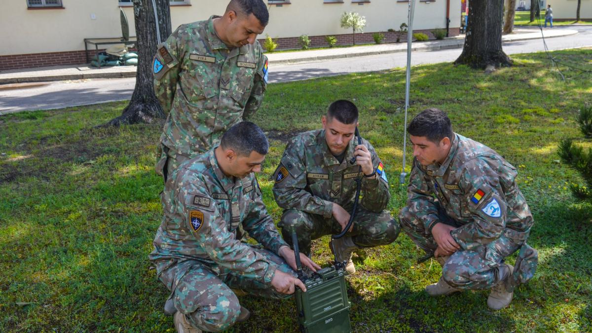 armata_romana_militari_statie_radio_harris_25426700