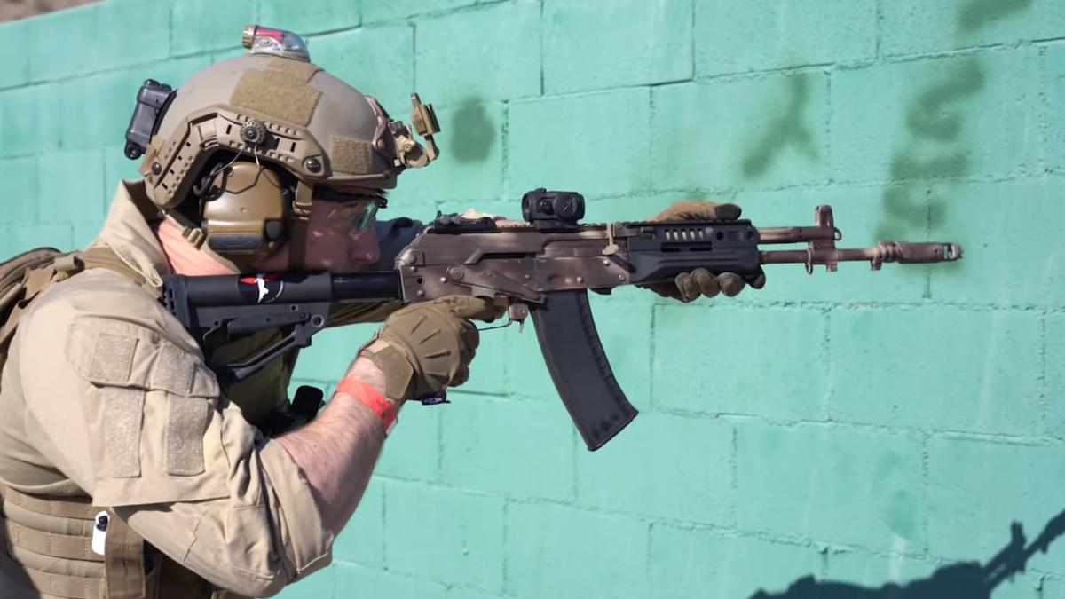 Kalașnikov a livrat trupelor ruse 35.000 de puști de asalt AK-12