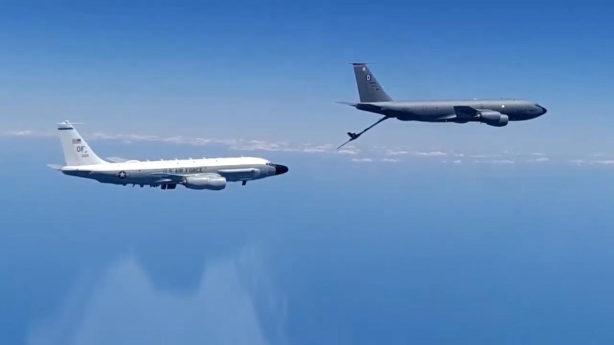 Un Su-30 al Rusiei a interceptat trei aeronave militare americane deasupra Mării Negre (VIDEO)