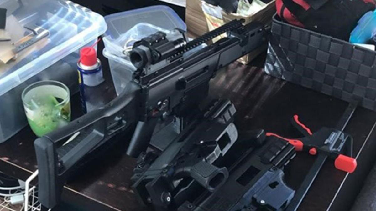 Fabrică ilegală de mitraliere, lângă Timişoara. Un cetatean irakian producea arme semiautomate (Video)