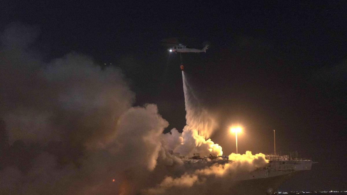 USS Bonhomme Richard arde în continuare. Experții militari se tem că nava amfibie de asalt nu va mai putea fi salvată (Video)