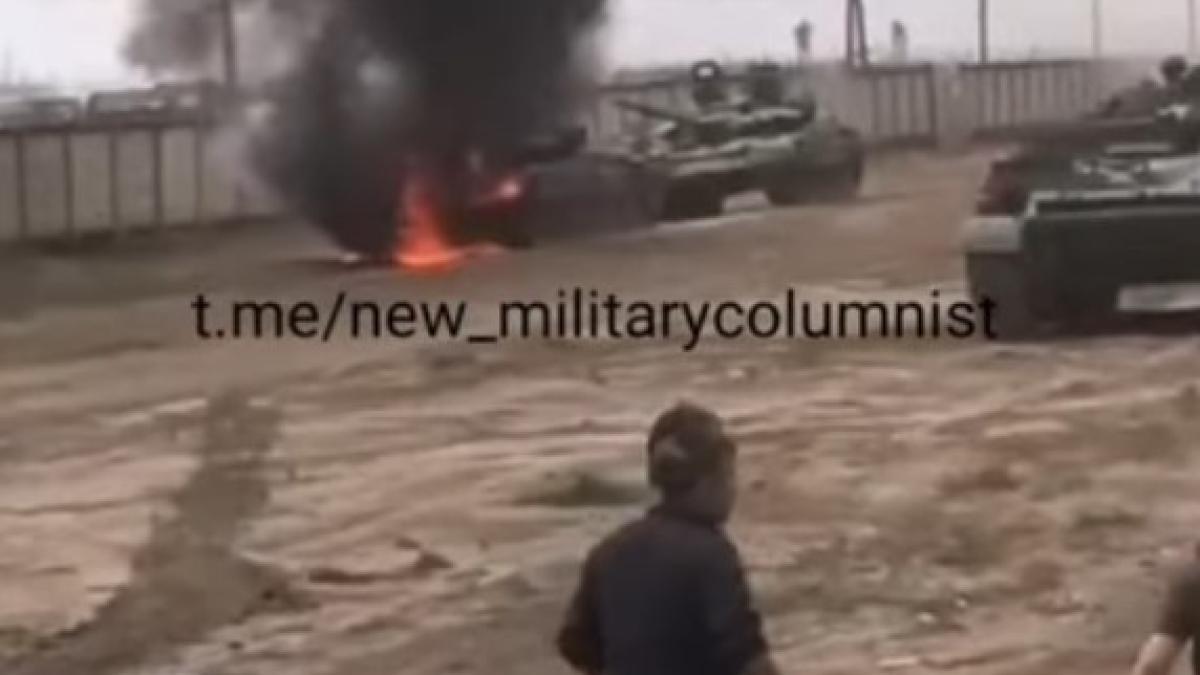Un tanc T-72 al Rusiei a luat foc. Incidentul ar fi avut loc în contextul verificărilor inopinate ordonate de Putin (Video)