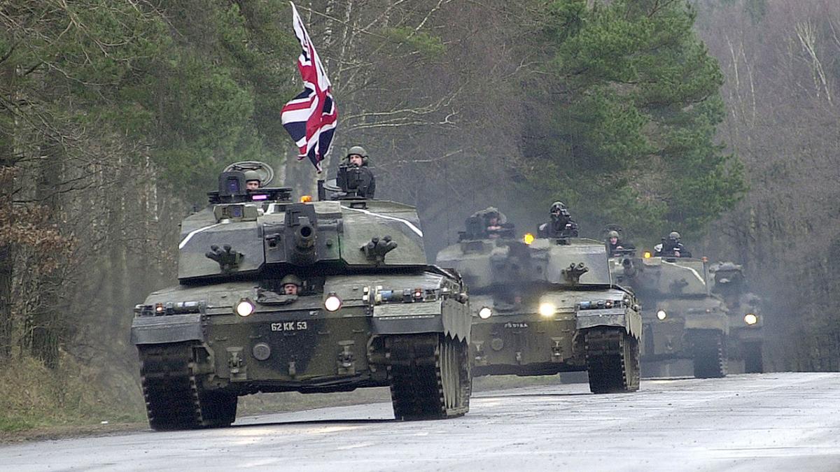 challenger_2_main_battle_tank_on_hohne_ranges__germany_46779100