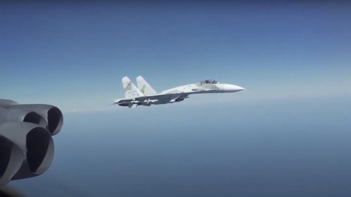 Aeronavele rusești au interceptat „nesigur și neprofesionist” bombardierul B-52H al SUA, în zona Mării Negre (VIDEO)