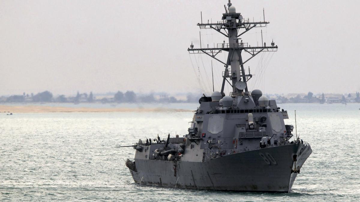 us_navy_090227_n_3392p_044_uss_roosevelt_ddg_80_transits_the_suez_canal_31193400