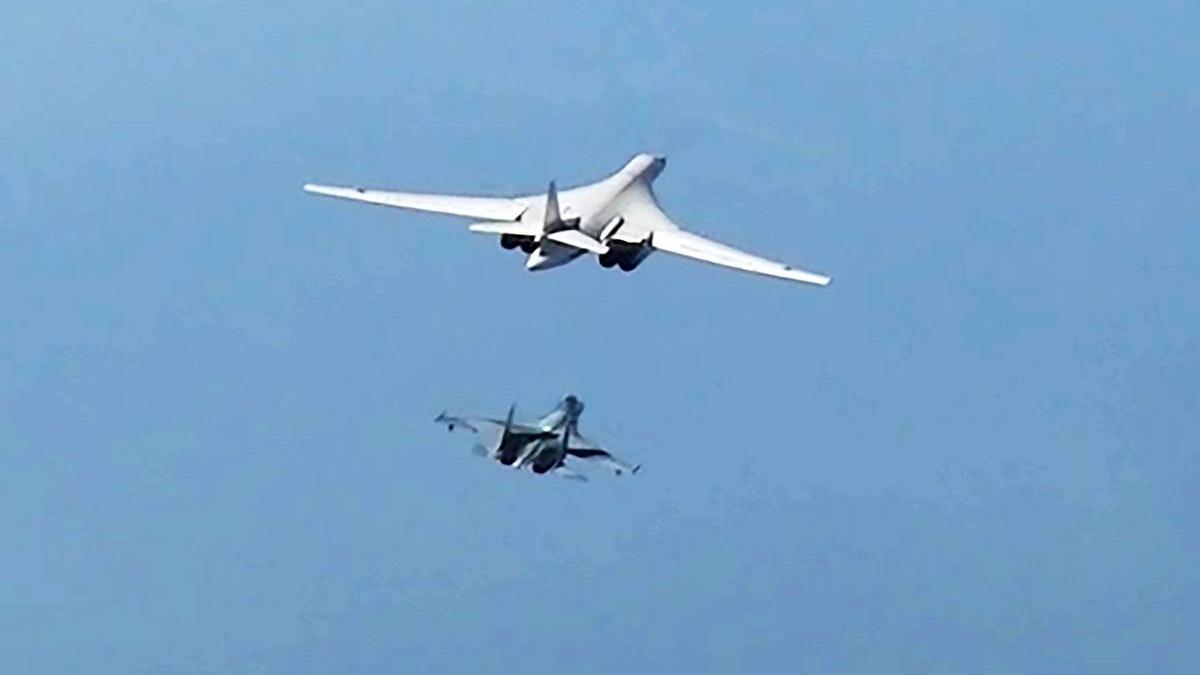 Incident în Marea Baltică: Un avion rusesc Su-35 a îndepărtat o aeronavă Gripen suedeză de un bombardier strategic Tu-160