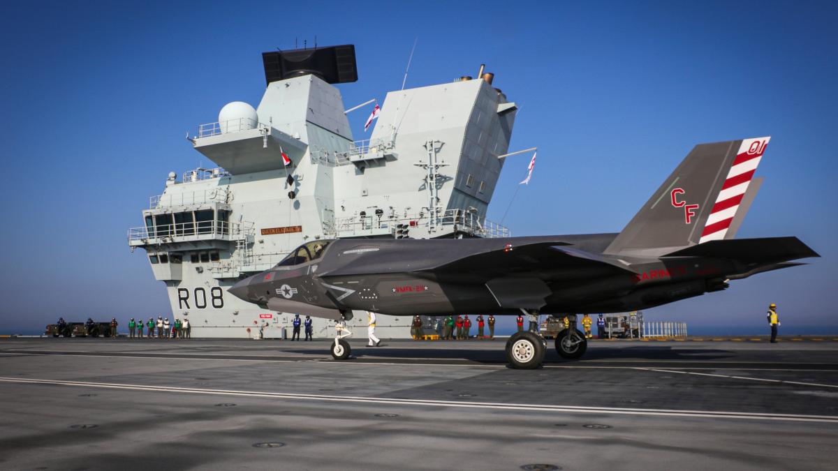 Piloți americani cu avioane F-35B, la bordul portavionului britanic HMS Queen Elizabeth (Video)