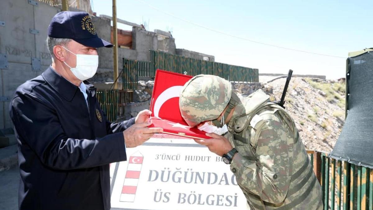 O dronă turcă a survolat insule ale Greciei difuzând imnul Turciei, în timp ce un steag elen a fost vandalizat (Video)