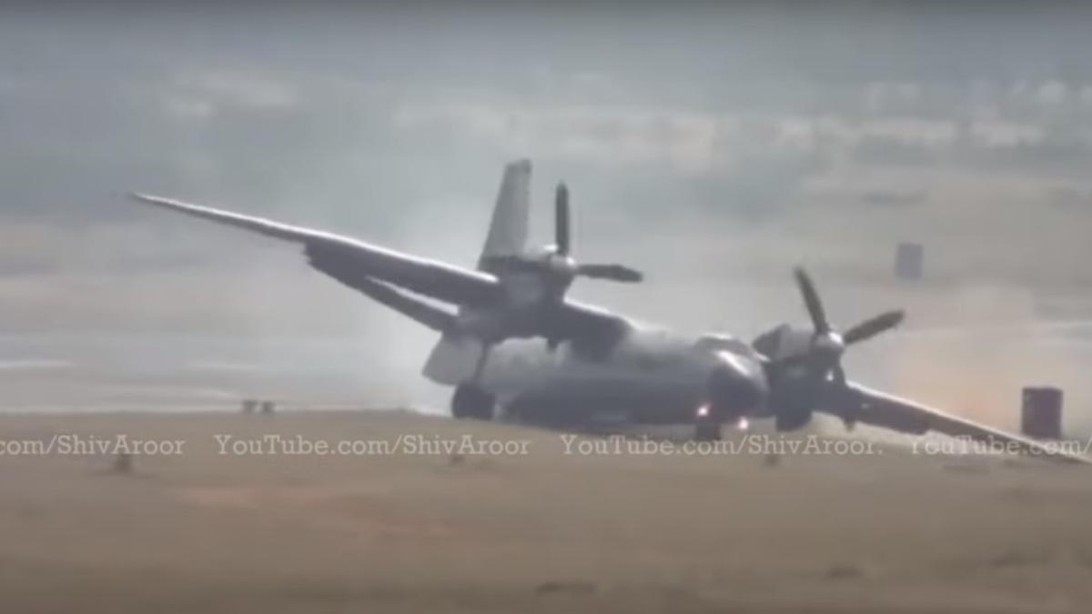 Un pilot indian a reușit o aterizare spectaculoasă cu un An-32 după blocarea unui tren de aterizare (Video)