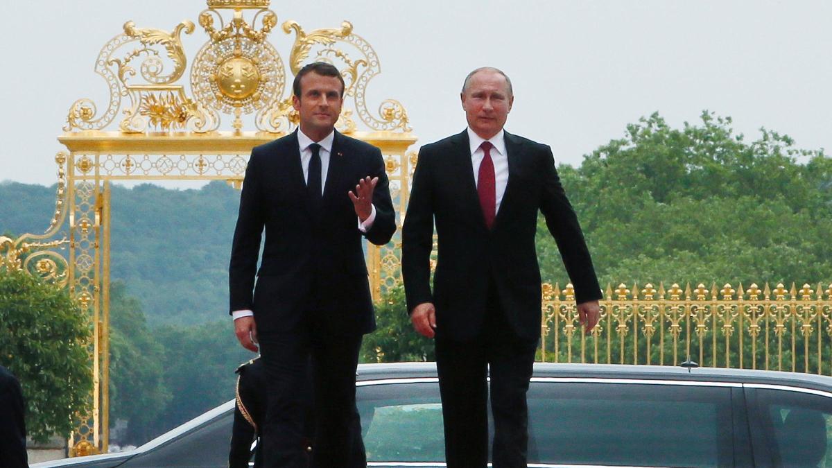 emannuel_macron_prc-c8prc-99i_vladimir_putin_la_versailles_17543800
