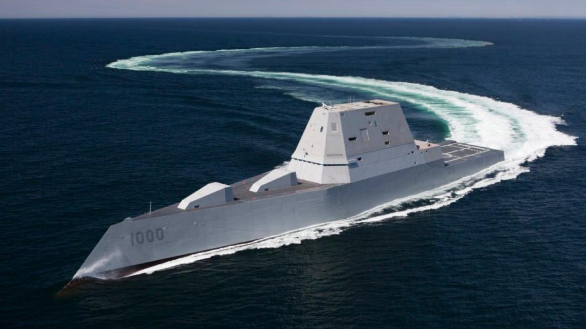 Distrugătorul stealth USS Zumwalt, cel mai scump construit vreodată de SUA, a lansat în premieră o rachetă (Video)
