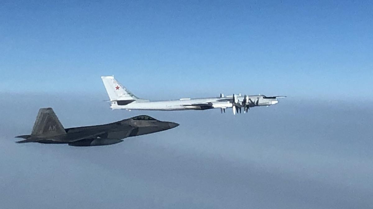 Două bombardiere rusești Tu-95 au dat nas în nas cu avioanele F-22 ale SUA (Foto/Video)
