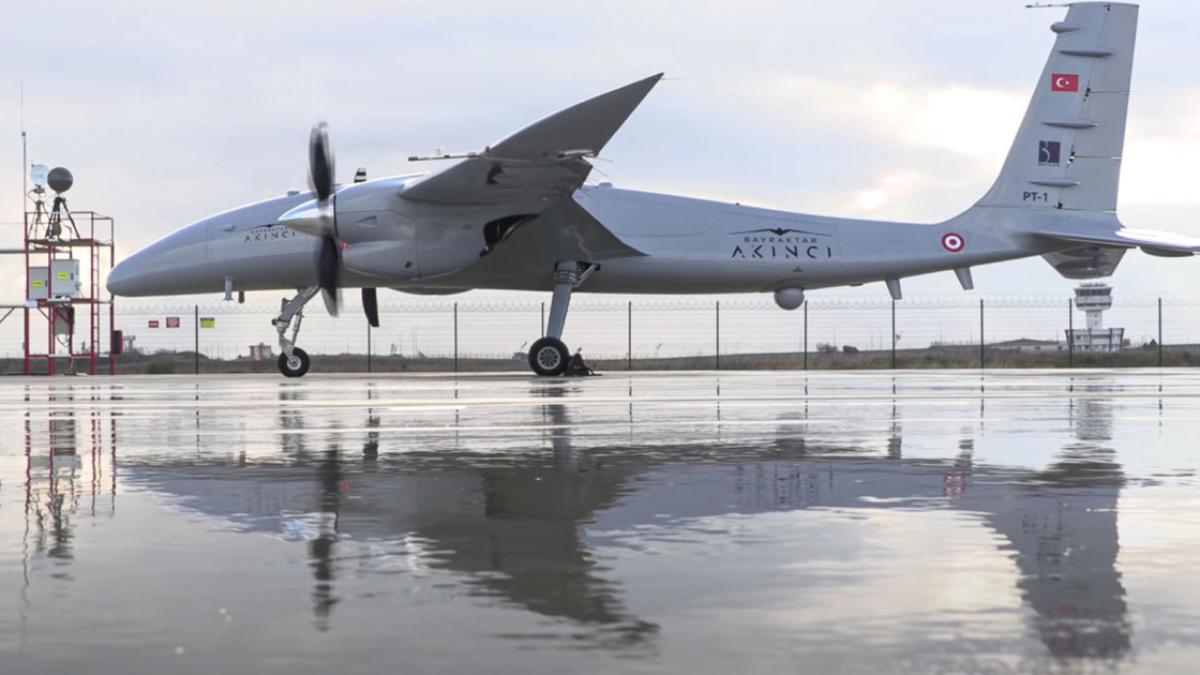 Manevre în premieră ale dronei de atac turcești “AKINCI” echipate cu motoare ucrainene