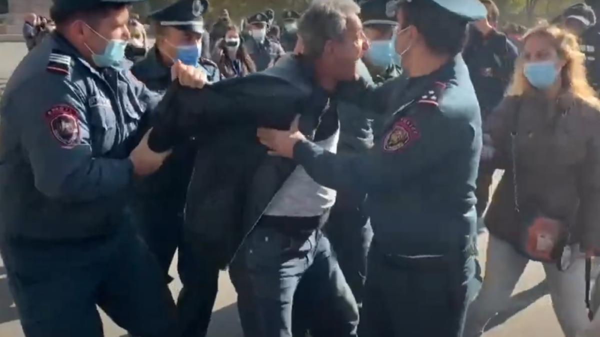 Dureroasa pace în Armenia: Violențe și arestări la Erevan după acordul cu Azerbaidjanul (VIDEO)