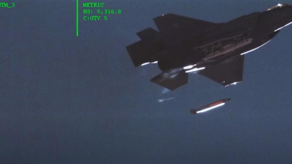 Demonstrație de forță a SUA. Un F-35 a lansat în premieră o bombă nucleară inertă la viteză supersonică (VIDEO)