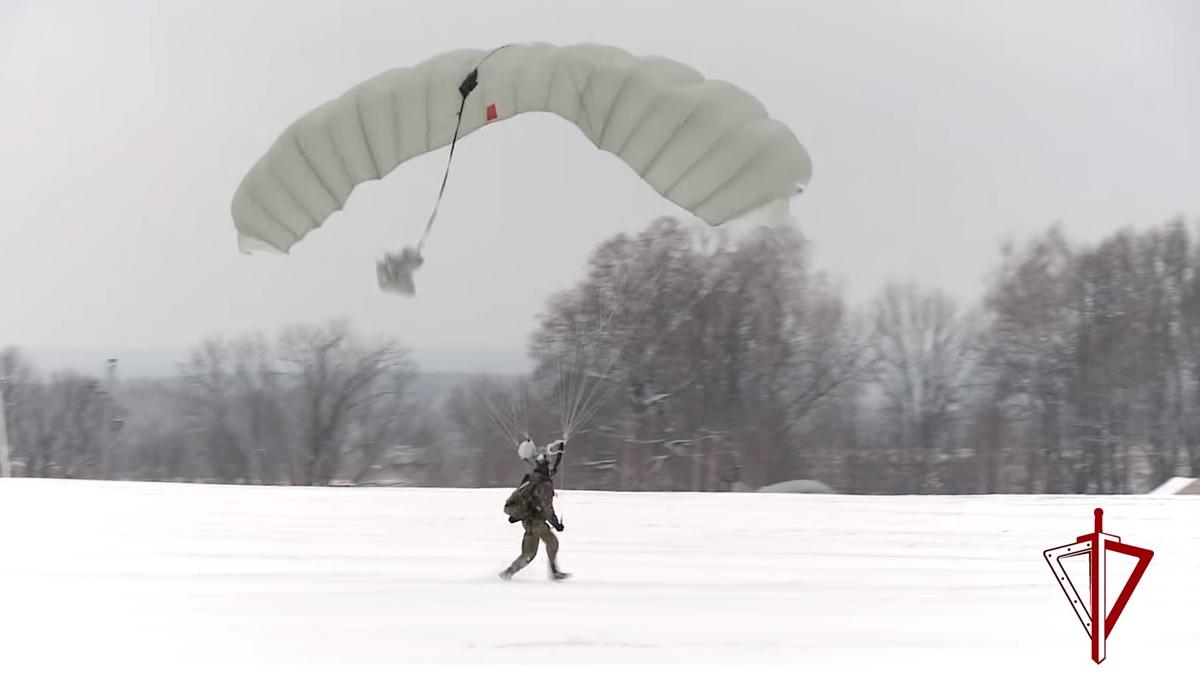 Forțele Speciale ruse primesc un nou model de parașută pentru operațiunea Arctică (Video)