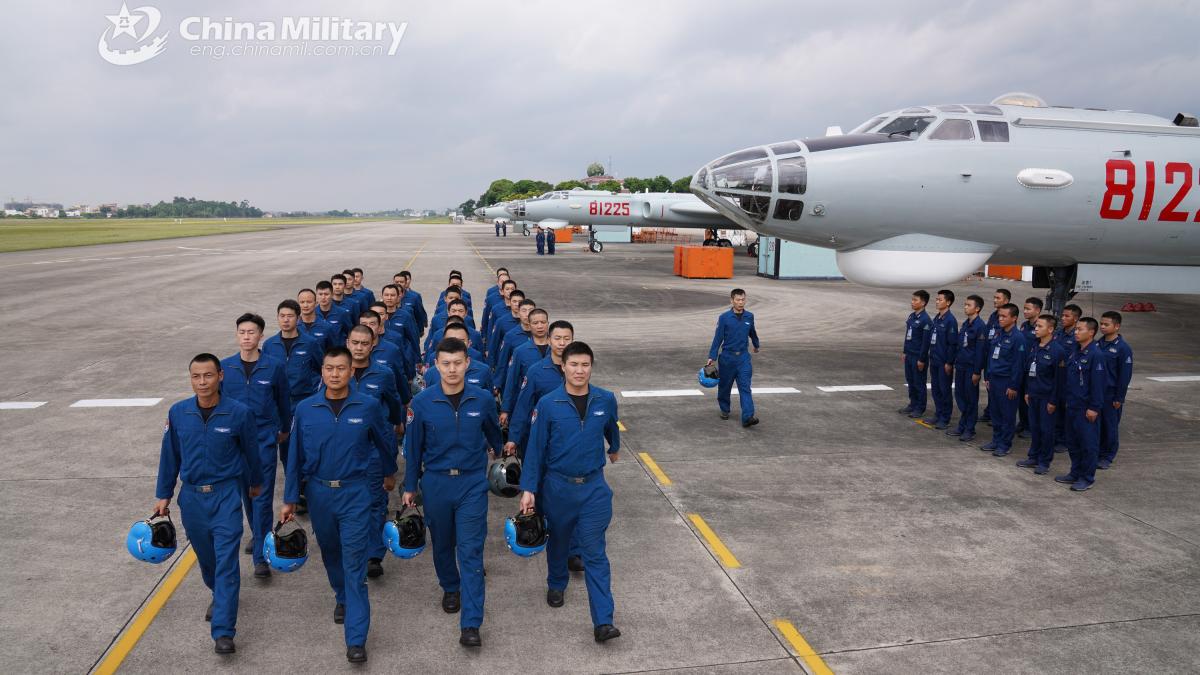 china-armata-piloti-bombardier-h-6_50986500