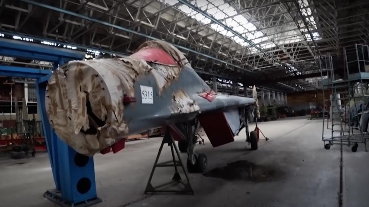 MiG-29, abandonat nu doar de România, ci și de ruși. Câțiva vloggeri s-au strecurat și au filmat într-o fabrică de asamblare (Video)
