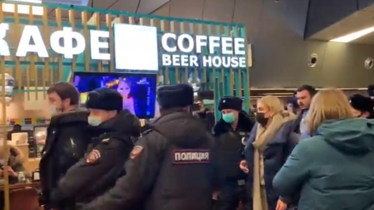 Poliţia rusă arestează susţinători ai lui Alexei Navalnîi înainte de aterizarea acestuia la Moscova - Video