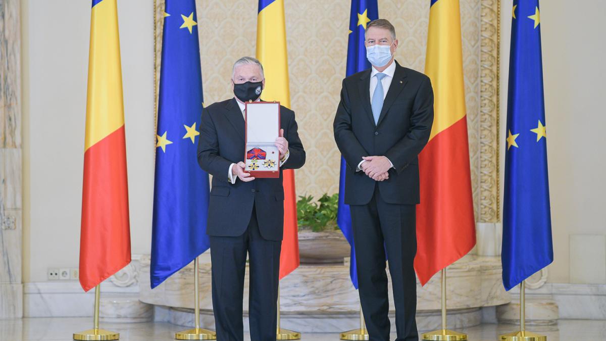 ambasadorul-sua-la-bucuresti--adrian-zuckerman-si-presedintele-romaniei--klaus-iohannis--sursa-foto-administratia-prezidentiala_32408000