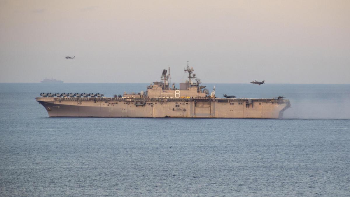 uss_makin_island_arg15th_meu_arrives_off_somali_coast_23355200