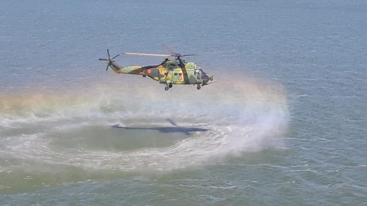 elicopter_puma_socat_deasupra_apei_98166700