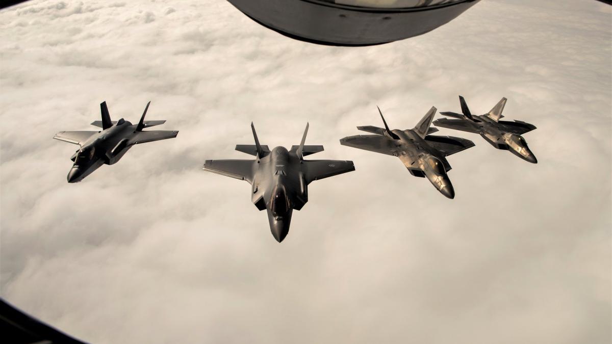 f-35-f-22_01510400