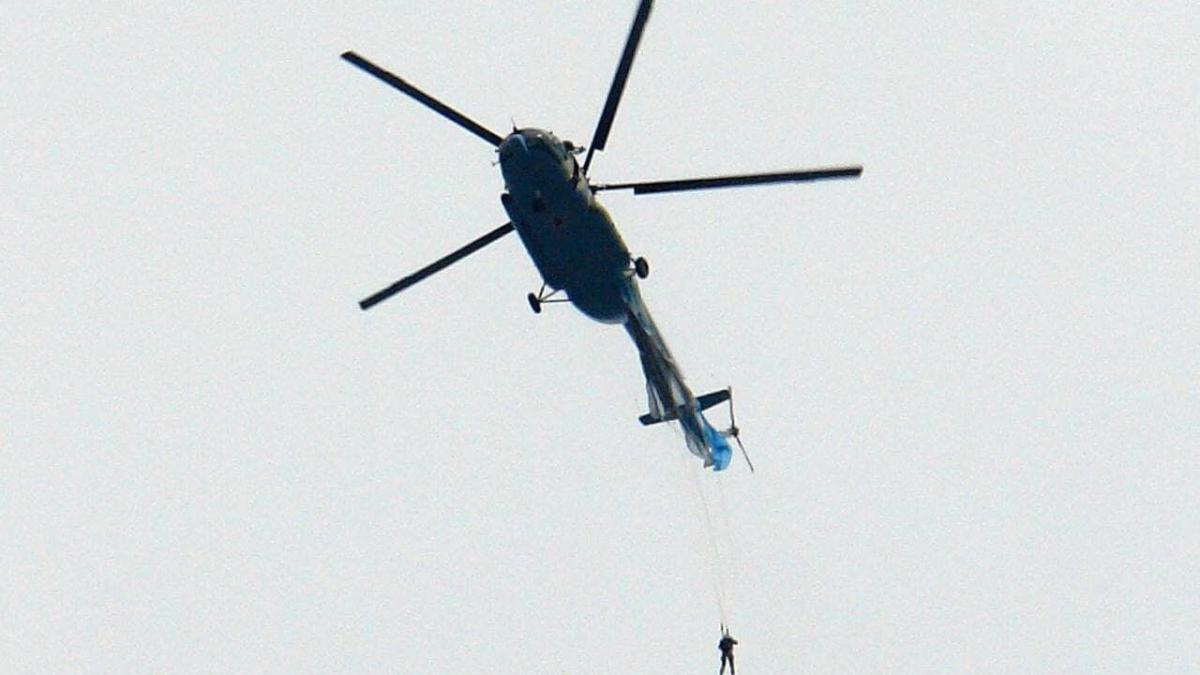 Suspendat la 2.000 m altitudine. Un soldat rus a rămas agățat cu parașuta de elicopterul din care efectuase saltul (VIDEO)