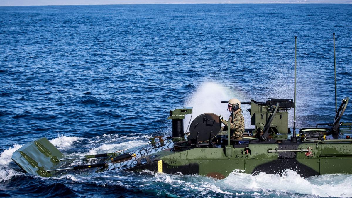 amphibious_assault_vehicle_us_marine_corps_05703600