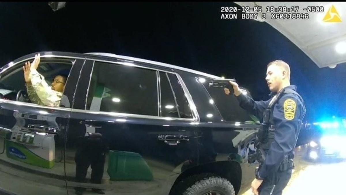 Abuz al poliţiei americane din statul Virginia. Ofițer al US Army ameninţat cu arma de polițiști